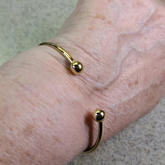 Bracelet gold tone with two beads. - Picture 3 of 7